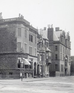 16-20 Fairfield and 22 Fairfield (239 Commonwealth) (1902); courtesy of the Boston Athenaeum