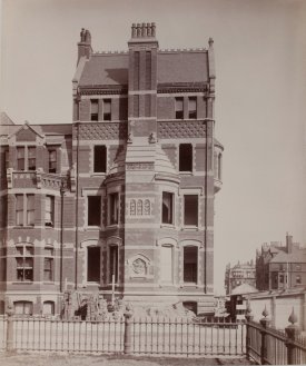 21 Fairfield (ca. 1883), photograph by Albert Levy; Ryerson and Burnham Libraries Book Collection, The Art Institute of Chicago (Digital file #000000_100709-23).