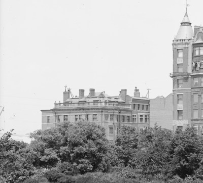 1 Charlesgate East and 536 Beacon (ca. 1895), detail from photograph of The Charlesgate (535 Beacon) by the Detroit Publishing Co.; courtesy of the Library of Congress